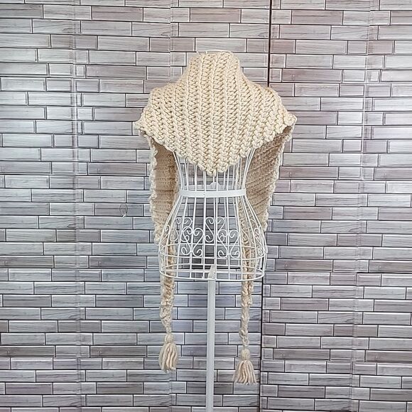 Handmade chunky knit scarf in a cape style - Picture 9 of 9